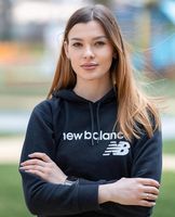 Person mit New Balance Hoodie im Freien