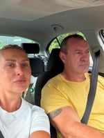Bewertung: Nina und Alex im Auto