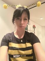 Person mit Bienen-Kostüm und Kopfbedeckung