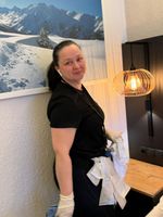 Küchenmitarbeiterin mit Bergmotiv im Hintergrund