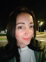 Porträt einer lächelnden Person bei Nacht