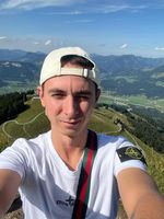Wanderer mit Bergpanorama im Sommer